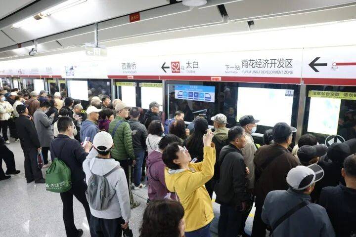 南京首条跨省地铁开通！乘客说：“我坐地铁不去哪里，就是高兴！”